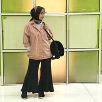 Tampaknya pemilihan jaket jadi favorit Tantri Kotak. Di kesempatan lain, Tantri memakai jaket berwarna merah muda dengan celana berpotongan lonceng. Meski warnanya merah muda, penampilan Tantri tetap sporty. Foto: Instagram