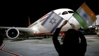 Selama 70 tahun terakhir, setiap maskapai internasional yang terbang dari dan ke Israel harus menghindari wilayah Saudi, atau tidak bisa terbang langsung melewati Saudi. Ini dikarenakan otoritas Saudi tidak mengakui Israel sebagai sebuah negara. Foto: REUTERS/Amir Cohen