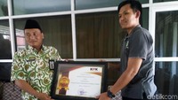 Abdurrahman Muhammad Bakrie belakangan disebut-sebut oleh KPK. Bukan karena kasus korupsi, namun dia justru menjadi orang paling banyak melaporkan gratifikasi. Abdul merupakan penghulu yang bekerja di KUA Trucuk, Klaten. Dia sudah melaporkan 59 kali penerimaan gratifikasi. (Foto: Bayu Ardi Isnanto/detikcom)