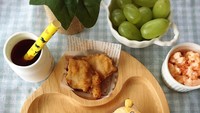Rice ball bentuk Pooh Bear dicampur telur orak-arik dan disajikan dengan udang mayo, karaage ayam dan jus sayuran. Foto: Instagram antsbento
