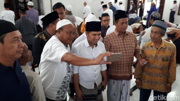 Emil melayani permintaan foto dari warga
