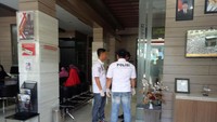 Kantor Pusat Biro Perjalanan Haji dan Umroh Abu Tours di Jalan Baji Gau, Kecamatan Tamalate, Kota Makassar digeledah penyidik Ditreskrimsus Polda Sulsel. Hal itu untuk menyelidiki raibnya uang Rp 1 triliun milik jemaah umrah.
