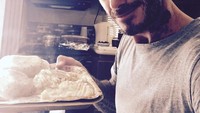 Lagi-lagi Beckham memamerkan hasil masakannya. Pie and Mash Friday on set. Siap santap nih! Foto: Instagram @davidbeckham