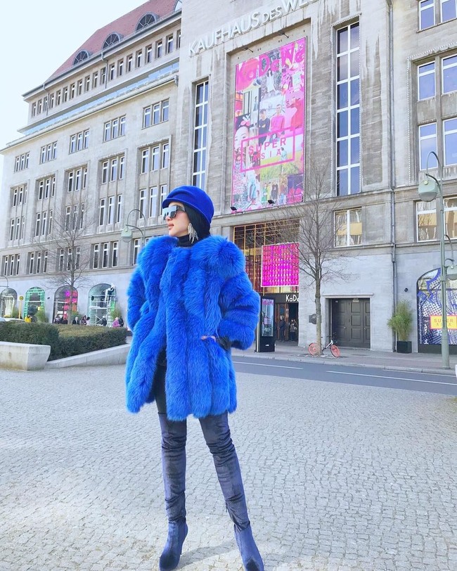 Syahrini bergaya serba biru saat liburan ke Berlin, Jerman. Dia memakai coat bulu seharga Rp 10 jutaan dari brand milik sahabatnya By.Lauyaju. Penyanyi 35 tahun itu juga memakai Thigh-High Boots yang harganya mencapai puluhan juta rupiah. Foto: Instagram Syahrini