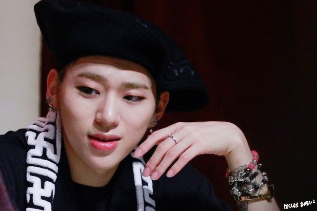 Para penggemar mengatakan tangan Zico Block B kadang terlihat tough tapi kadang-kadang juga terlihat lembut. Foto: Istimewa