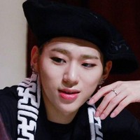 Para penggemar mengatakan tangan Zico Block B kadang terlihat tough tapi kadang-kadang juga terlihat lembut. Foto: Istimewa