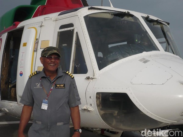 Kenalkan ini Kapten Maryono yang kami rekam pada 2012 saat MotoGP Qatar. Kapten Maryono melayang-layang di atas sirkuit Losail MotoGP Qatar dengan helikopter Bell 412 kesayangannya (Foto: Dadan Kuswaraharja/detikcom) Kenalkan ini Kapten Maryono yang kami rekam pada 2012 saat MotoGP Qatar. Kapten Maryono melayang-layang di atas sirkuit Losail MotoGP Qatar dengan helikopter Bell 412 kesayangannya (Foto: Dadan Kuswaraharja/detikcom)