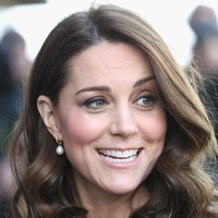 Tidak ketinggalan sepasang anting mutiara favorit Kate dari Annoushka yang semakin mempertegas gaya chic dan elegannya. (Foto: Getty Images)