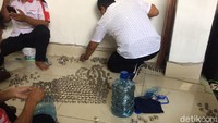 Karyawan diler jadi berolahraga pagi menghitung uang koin 20 puluh juta. Foto: Eko Prasetiyo