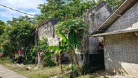 Tepat di daerah Banjarsari, masih terdapat Stasiun Banjarsari yang masih berdiri. Meski terlihat kokoh namun kebedaraannya yang tertutup kios dan kebun warga membuatnya tidak terawat dan hanya menyisakan pintu bagian gudang dan pintu menuju loket (Tri Ispranoto/detikTravel)