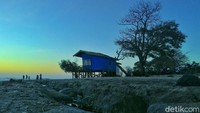 Batu ini diyakini berasal dari magma gunung merapi yang sudah ada sejak ribuan tahun silam. Saat air surut, gundukan batu itu sangat jelas terlihat hingga ke pantai. (Bakrie/detikTravel)