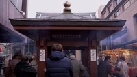 Selain itu, spot populer berikutnya di Sugamo Jizo Dori adalah kuil Koganji. Di sana dapat ditemui patung Togenuki Jizo yang dipercaya dapat memberi kesehatan apabila dibasuh dengan air menggunakan tangan. Yang antre kebanyakan adalah kaum lansia (BBC Travel)