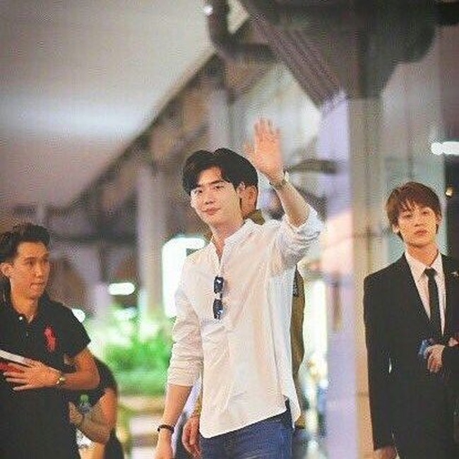 Varachartkul pernah mengawal Lee Jong Suk saat berada di bandara Suvarnabhumi di Bangkok, Thailand. Hayo, lebih ganteng mana? Foto: Instagram