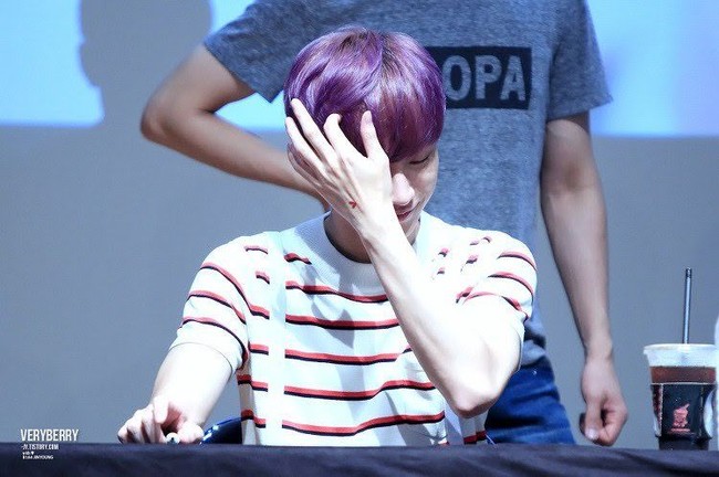 Seperti Baekhyun, Jinyoung B1A4 pun punya akun Twitter yang didedikasikan untuk jari tangannya yang lentik. Foto: Istimewa