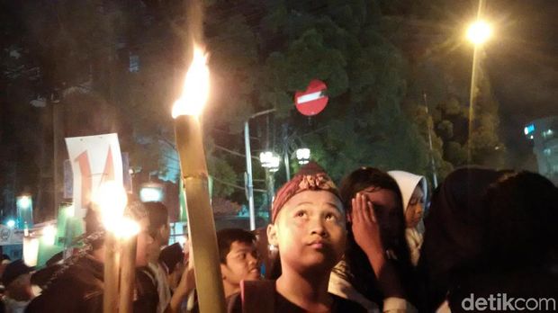 Ribuan Warga Ikut Pawai Obor Bandung Lautan Api