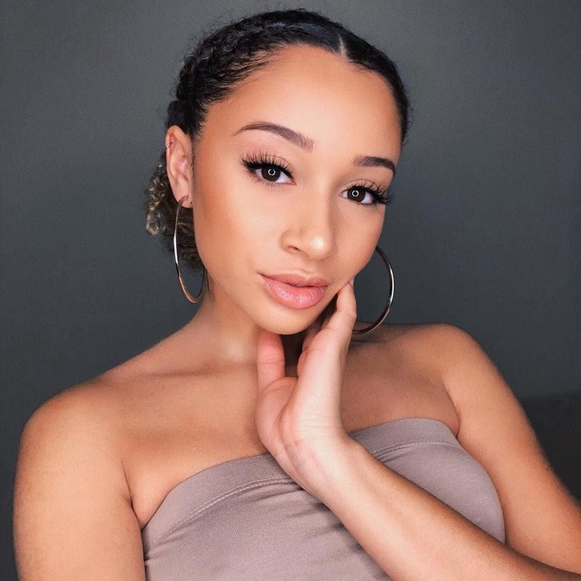 Adalah Luhhsetty, beauty vlogger asal Florida, yang metode 10 langkah menghilangkan bekas jerawat jadi viral di media sosial. Foto: Instagram