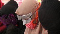 Tujuh terduga pekerja seks komersial (PSK) dan seorang germo ditangkap personel Polresta Banda Aceh. Tarif para perempuan ini adalah Rp 2 juta/orang untuk sekali kencan. (Foto: Agus Setiadi/detikcom)