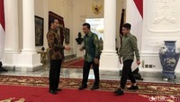 Imam tampak memperkenalkan Egy kepada Jokowi saat memasuki Istana Merdeka. Egy tampak mengenakan celana panjang yang digulung. Foto: Ray Jordan/detikcom