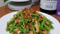 Taburan bawang goreng gurih, dengan irisan daging jadi pelengkap yang pas untuk sepiring tumis buncis buatan @1melmenu ini. Foto: Instagram