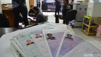 Polisi menunjukkan berkas-berkas yang diamankan dari kantor PT KH.