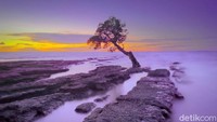 Pantai Kuri cakep banget sebagai lokasi hunting foto sunset. Pastikan kameramu siap ya traveler! (Bakrie/detikTravel)