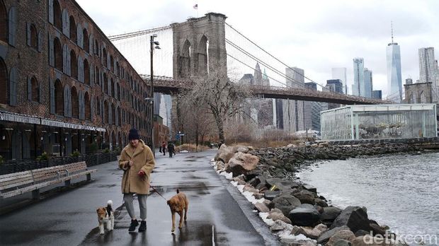 Jembatan Brooklyn, adalah jembatan paling ikonik di kota New York, AS. Jembatan tersebut menjadi salah satu tujuan turis dan lokasi pembuatan film.