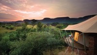Tenda kanvas di Marataba Safari Lodge berada di Taman Nasional Marakele, Afrika Selatan. Penginapan ini menawarakn petualangan mengelilingi Taman Nasional dengan mobil, jalan kaki, dan wisata sungai.