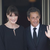 Di era 90-an, Carla Bruni lebih dikenal sebagai supermodel dunia. Kecantikannya pun mencuri perhatian Nicolas Sarkozy yang merupakan mantan presiden Prancis periode 2007 hingga 2012. Foto: Getty Images