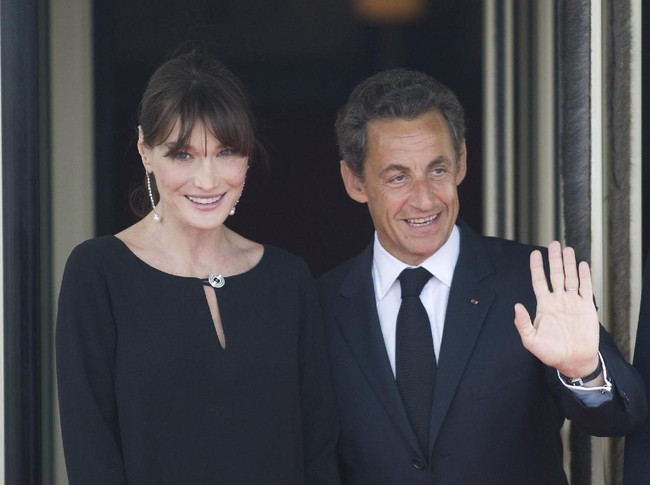 Di era 90-an, Carla Bruni lebih dikenal sebagai supermodel dunia. Kecantikannya pun mencuri perhatian Nicolas Sarkozy yang merupakan mantan presiden Prancis periode 2007 hingga 2012. Foto: Getty Images