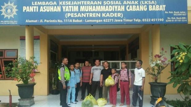 Berkas saat membagikan nasi bungkus ke sebuah panti asuhan di Babat. (Foto: Eko Sudjarwo)