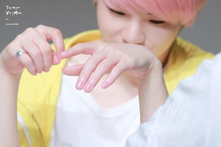 Woozi Seventeen dikenal dengan jari tangan yang sangat putih hingga berwarna pink. Itu membuat jari tangan Woozi pun terlihat lembut. Foto: Istimewa