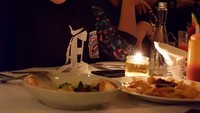 Meski sudah menikah lama, keduanya masih romantis ya? Ini momen saat Dewi dan Armand menghabiskan malam minggu bersama di kafe. Foto: Instagram dewigita01