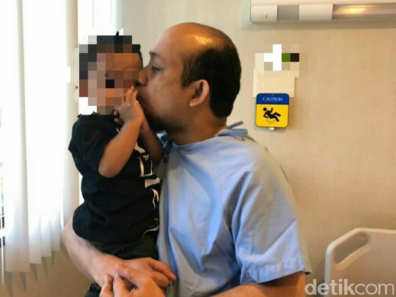 Ciuman Novel Baswedan ke Anak Sebelum Operasi di Singapura Ciuman Novel Baswedan ke Anak Sebelum Operasi di Singapura