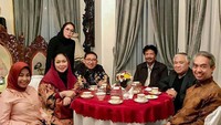 Bersama rekan kerja, Titiek yang berkerudung merah ini terlihat cantik. Di meja bundar pun terlihat cangkir-cangkir yang berisi teh hingga kopi hangat. Foto: Instagram @titiksoeharto