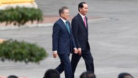 Presiden Korsel Moon Jae In berkunjung ke Vietnam untuk sejumlah agenda. Kedua belah pihak terutama ingin meningkatkan kerjasama datang antar kedua negara. Penyambutannya berlangsung meriah.  (Foto: Dok. REUTERS/Kham/Pool)