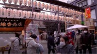 Ada sekitar 200 toko di Sugamo Jizo Dori. Isinya bervariasi dari jajanan hingga barang pekerluan sehari-hari (BBC Travel)