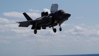 Jet F-35B merupakan varian dari jet tempur F-35. Jet jenis ini bisa mendarat vertikal yang artinya tak perlu aba-aba dari jarak jauh jika akan mendarat (Foto: Dok. REUTERS/Issei Kato)