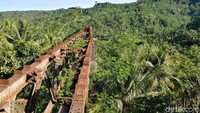Inilah Jembatan Cipamotan atau Cikacepit yang memanjang sekitar 290 meter menghubungkan satu bukit ke bukit lainnya (Tri Ispranoto/detikTravel)