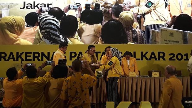 Di Rakernas Golkar, Agung Laksono Dapat Kejutan Ulang Tahun