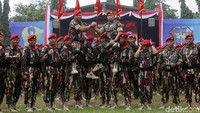 Madsuni dan Eko kemudian foto bersama dengan dipanggul oleh prajurit kopassus.