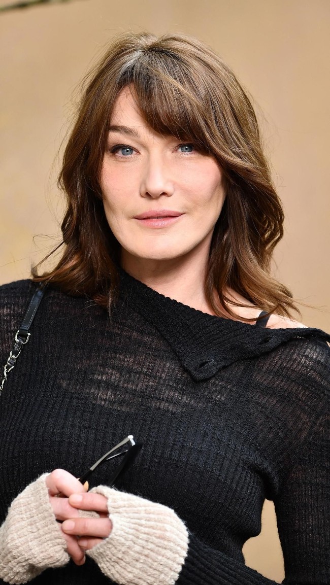 Aku punya kulit sensitif jadi apa yang aku suka adalah pijat wajah. Itu memberiku cahaya alami, menghilangkan pembengkakan, kekeringan, dan membawa oksigen pada kulitmu. Terapis pijat pribadiku ada di Paris, lanjutnya.  Foto: Getty Images