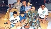 Pemilik nama lengkap Siti Hediati Soeharto ini pernah mengunggah foto zaman dulu. Dimana dalam foto tersebut tampak almarhum Pak Suharto dan Ibu Tien. Terlihat almarhumah Ibu Tien yang sedang mengulek sambal ditemani anaknya, Titiek dan Bambang dan cucunya. Foto: Instagram @titiksoeharto