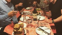 Ini momen saat Beckham makan-makan di Paris. Ia ditraktir oleh temannya yang ulang tahun. Foto: Instagram @davidbeckham