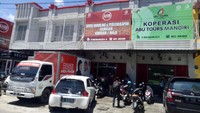 Nampak penyidik dari Ditreskrimsus Polda Sulsel memeriksa 4 Kantor Abu Tours.  Satu persatu kantor tak lupuk dari pemeriksaan, beberapa komputer dan ruangan juga ikut diperiksa penyidik Polda Sulsel.