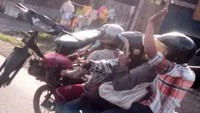 Sirkus jalanan yang membahayakan Foto: Facebook Susanto Hidayat (https://pasangmata.detik.com)