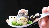 Totoro in da spoon adalah kreasi terbaru antsbento. Nampak karakter Totoro yang imut diberi pelengkap mata dan hidung yang mirip asli. Totoro ini bisa dimakan lho! Foto: Instagram antsbento