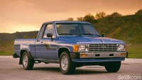 Hilux generasi keempat mengganti generasi ketiga pada November 1983. Model itu hadir dengan desain eksterior dan interior baru. Model generasi keempat hadir dengan ciri khas fender menggelembung di depan dan belakang. Foto: Toyota