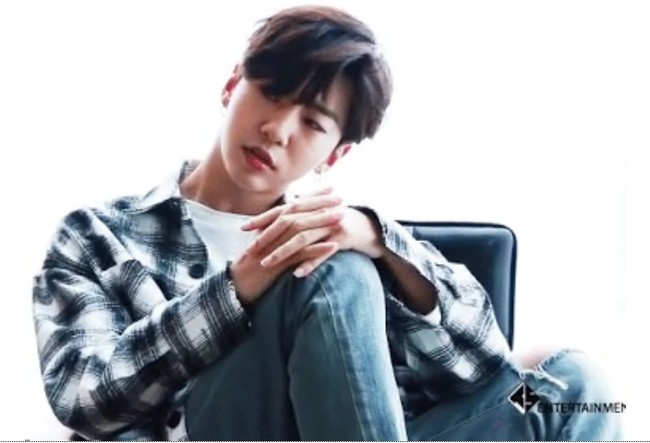 Yongguk BAP dikagumi para fans karena tak seperti perawakannya yang tough, jari tangannya yang panjang terlihat cantik. Foto: Istimewa