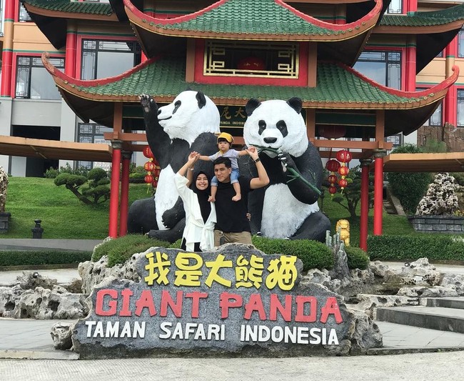 Sepulangnya dari ibadah umroh, Tantri memakai hijab di kegiatannya sehari-hari. Ia tampak memakai busana hijab bergaya kasual seperti blouse warna putih dan celana katun. Foto: Instagram