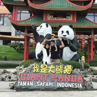 Sepulangnya dari ibadah umroh, Tantri memakai hijab di kegiatannya sehari-hari. Ia tampak memakai busana hijab bergaya kasual seperti blouse warna putih dan celana katun. Foto: Instagram